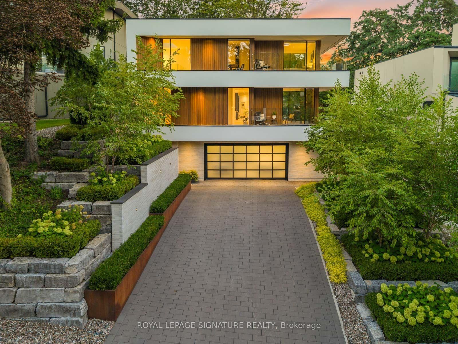 8 Fallingbrook Wood • Toronto, ON photo 2