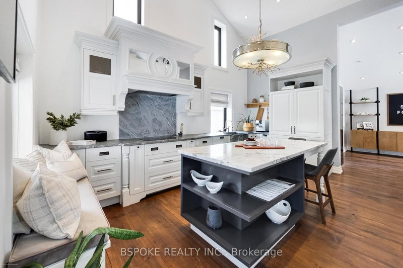 578 Kingston Rd W photo 1