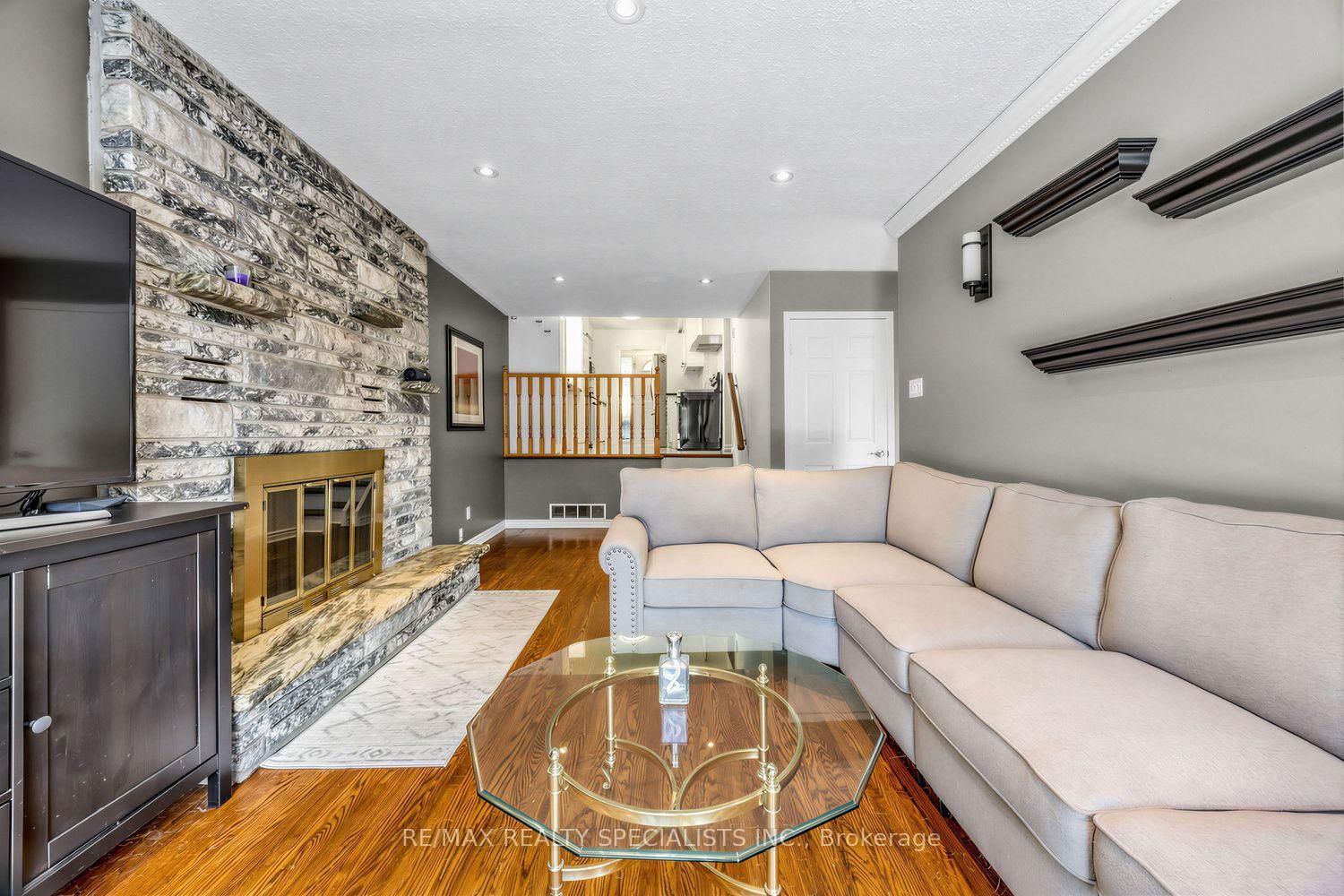 16 Langevin Crescent • Toronto, ON photo 9