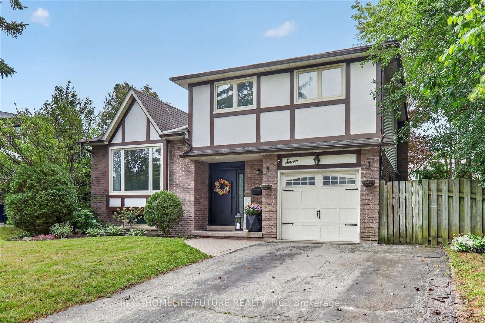 7 Toms Court • Whitby, ON photo 2