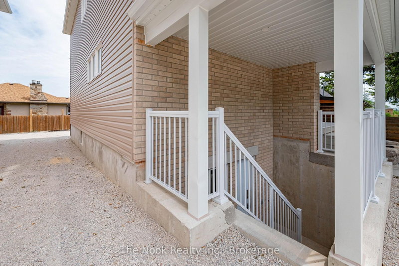 3 - 403 Thorton Road N