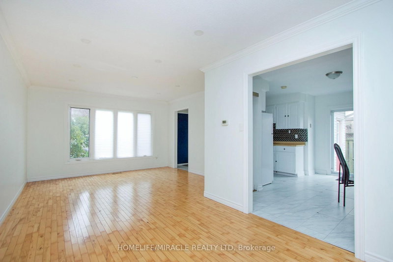 14 Pilkington Cres N photo 4