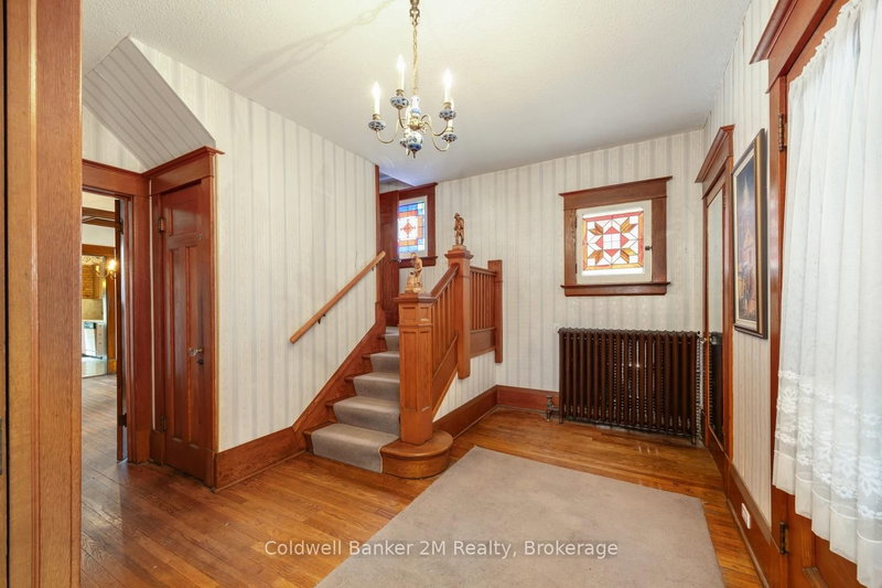 408 Simcoe St N photo 4