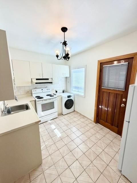 2nd Flr - 455 B Danforth Avenue