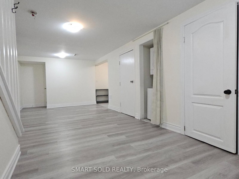 711 Dunlop St W photo 3
