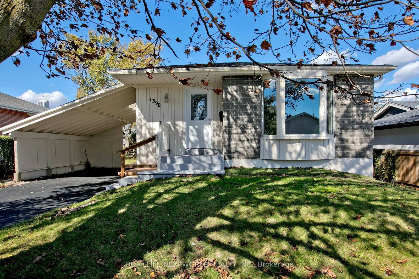 Detached House for sale at 1390 Garvolin Avenue, Pickering, Ontario, L1W 1J6 - Bay Ridges - MLS: E13996076