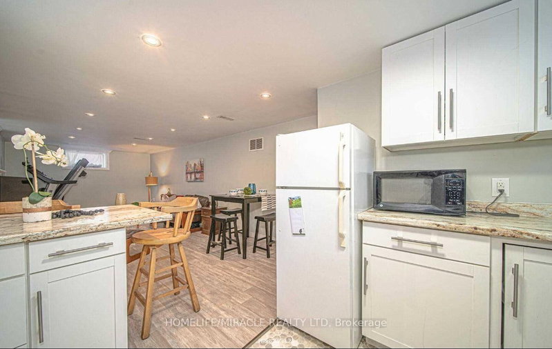 454 Stevenson Rd N photo 3