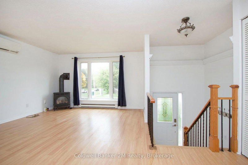 673 Attersley Dr photo 4