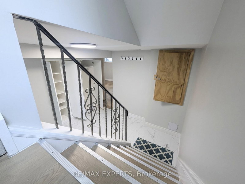 42 Mossbank Dr photo 4