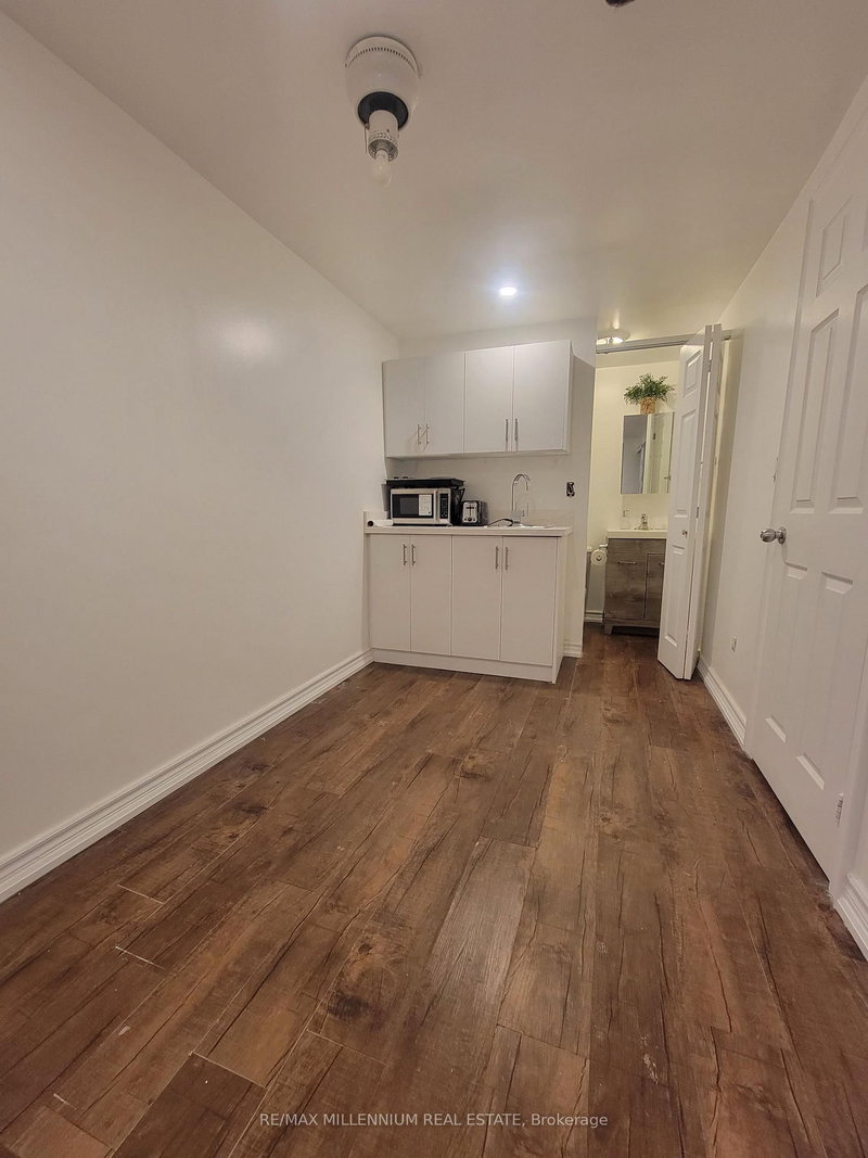 66 Overlord Cres photo 3