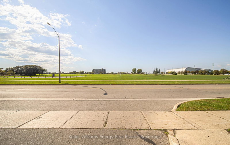 360 Watson St W photo 3