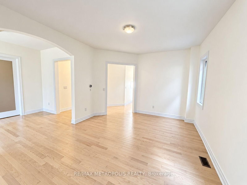 2224 Beckman Cres photo 4