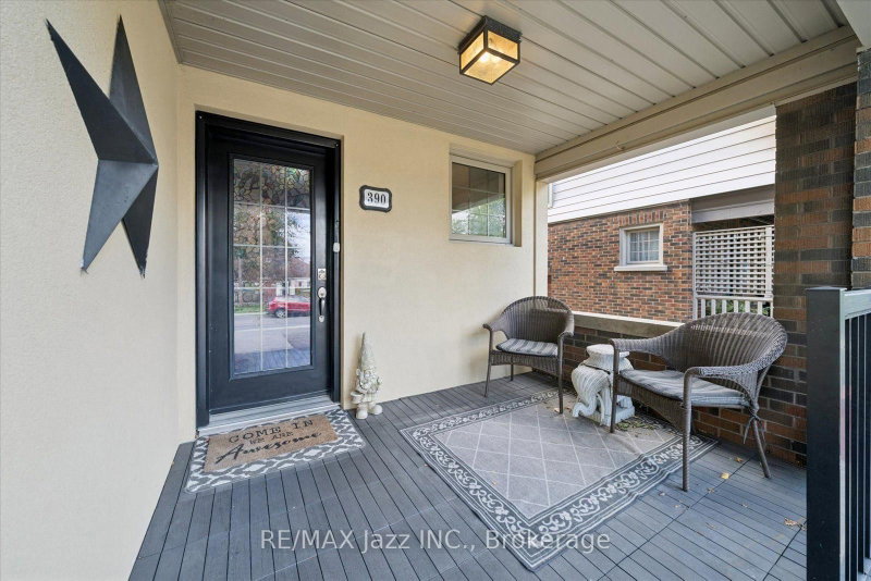 390 Mary St N photo 3