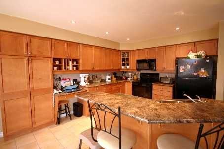 4 Fawcett Ave, Whitby, L1R3N7 | Image 2