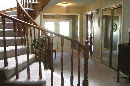 903 Alanbury Cres, Pickering, L1X2S3 | Image 2