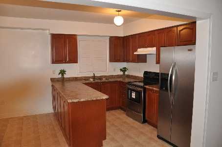 28 Puttingedge Dr, Whitby, L1R0H7 | Image 3