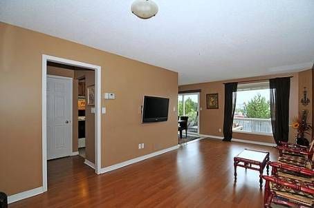 43 Short Cres, Clarington, L1E2Z5 | Image 2