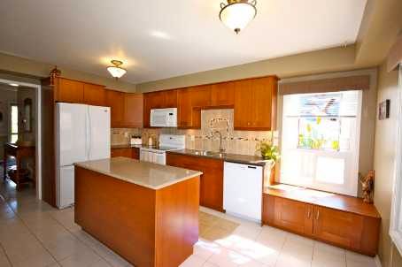 1045 Beaver Valley Cres, Oshawa, L1J8N2 | Image 2