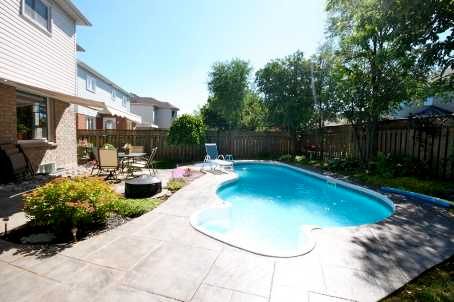 1045 Beaver Valley Cres, Oshawa, L1J8N2 | Image 2