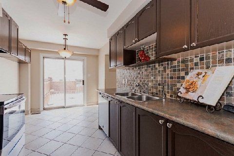 16 Fry Cres, Clarington, L1C4Y2 | Image 2