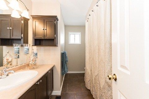 16 Fry Cres, Clarington, L1C4Y2 | Image 3