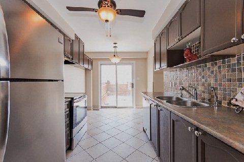 16 Fry Cres, Clarington, L1C4Y2 | Image 2