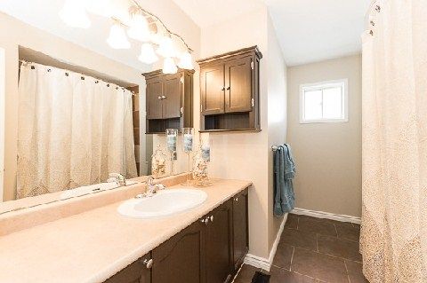 16 Fry Cres, Clarington, L1C4Y2 | Image 3