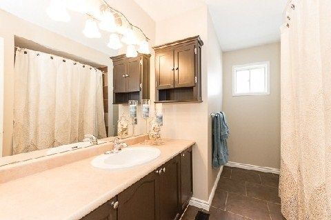 16 Fry Cres, Clarington, L1C4Y2 | Image 2