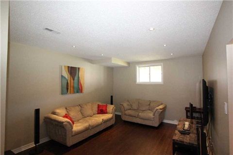 9 Fenwick Ave, Clarington, L1C4R6 | Image 2