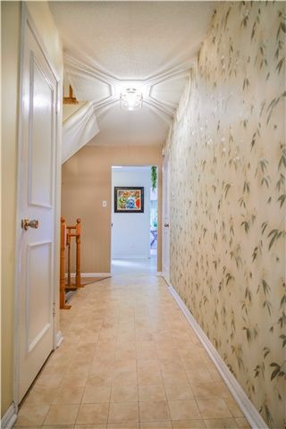 22 Renfield Cres, Whitby, L1P1B4 | Image 2