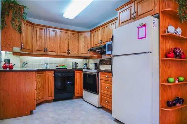 22 Renfield Cres, Whitby, L1P1B4 | Image 3