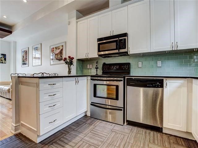 22 Fairhead Mews, Toronto, M4E3Y4 | Image 2