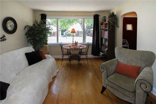 96 Oakes Ave, Oshawa, L1G6C6 | Image 2