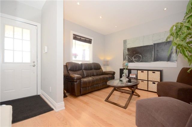 10 Eldon Ave, Toronto, M4C 5G1 | Image 2