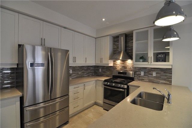 39 Mcroberts Cres, Clarington, L1E 0H5 | Image 2