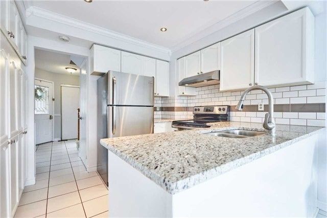 913 Dyer Crt, Oshawa, L1K1V9 | Image 2