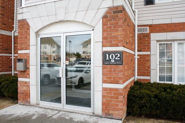 106 - 102 Aspen Springs Dr, Clarington, L1C5N6 | Image 3