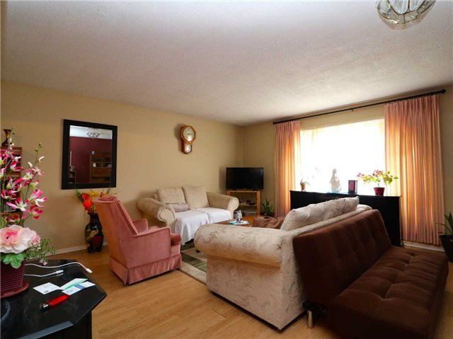 402 Chandos Crt, Oshawa, L1J 6R1 | Image 3