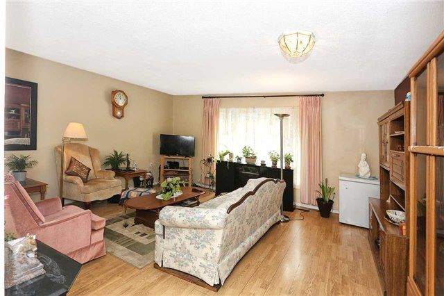 402 Chandos Crt, Oshawa, L1J 6R1 | Image 3