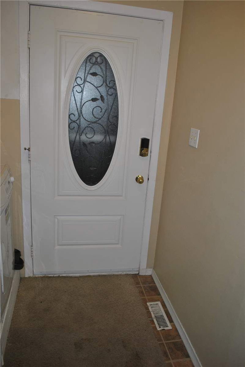 402 Chandos Crt, Oshawa, L1J6P9 | Image 2