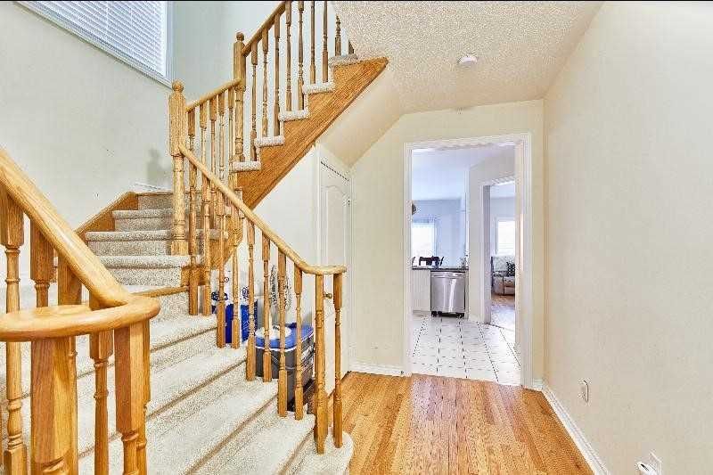 1712 Carousel Dr, Pickering, L1X0C1 | Image 2