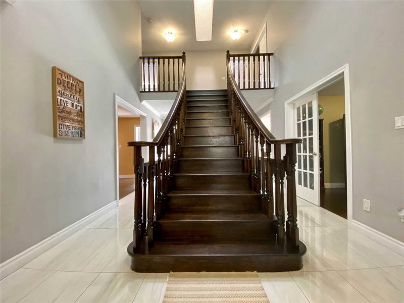 36 Ravenview Dr, Whitby, L1R1Y2 | Image 2