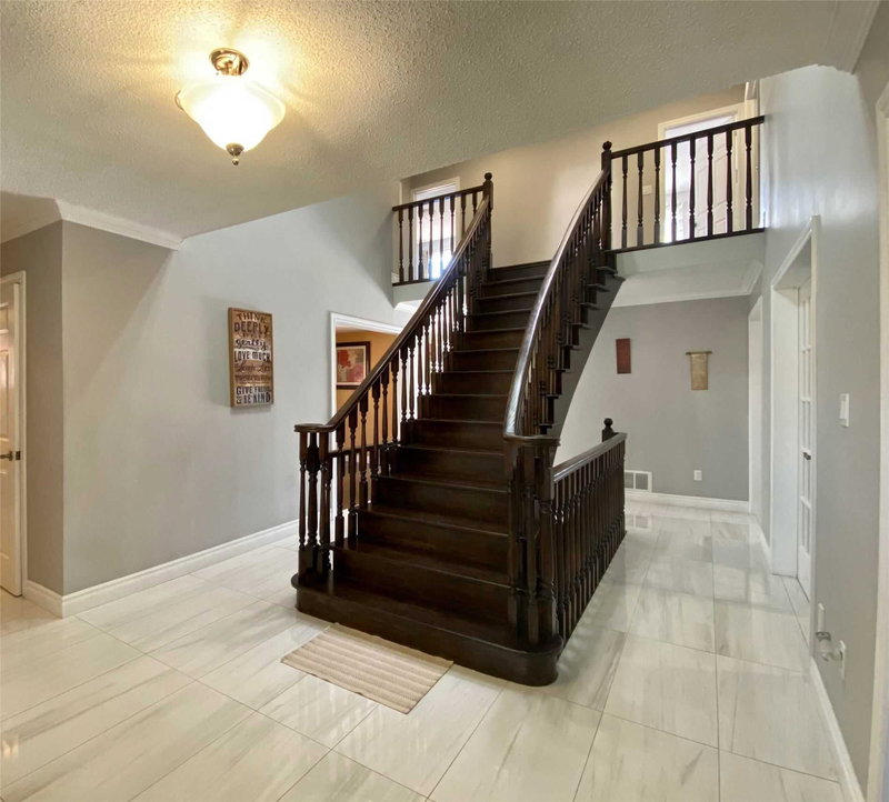 36 Ravenview Dr, Whitby, L1R1Y2 | Image 3