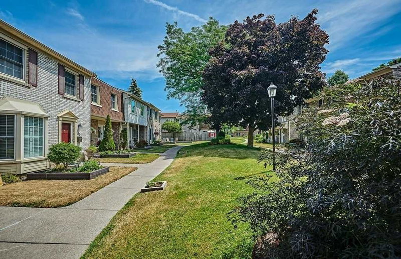 93 - 580 Eyer Dr, Pickering, L1W3B7 | Image 2