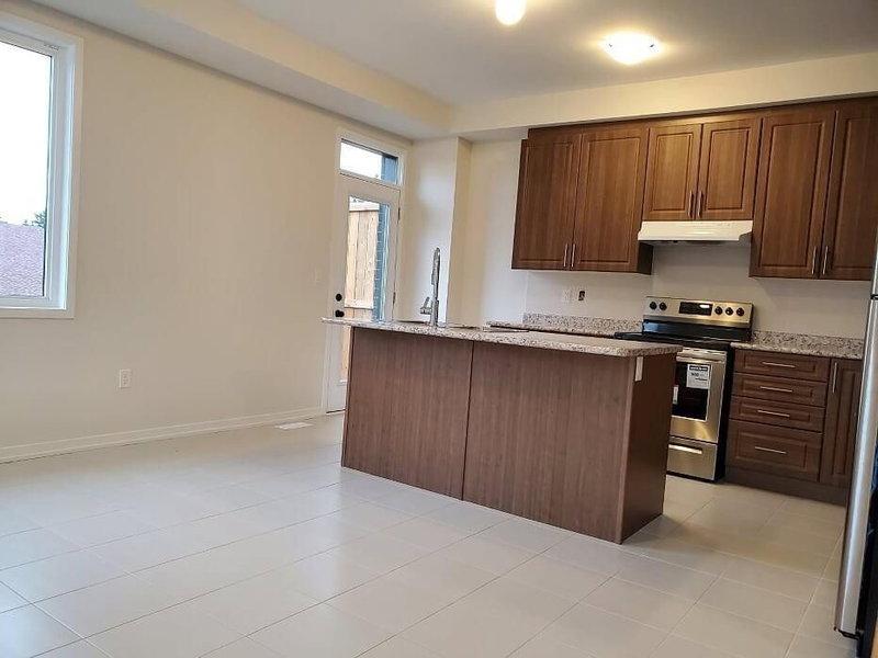 984 Kicking Horse Path, Oshawa, L1J 0B4 | Image 2