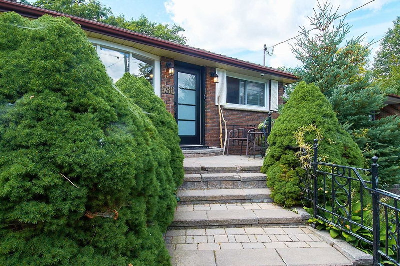 588 Marksbury Rd, Pickering, L1W2S8 | Image 2