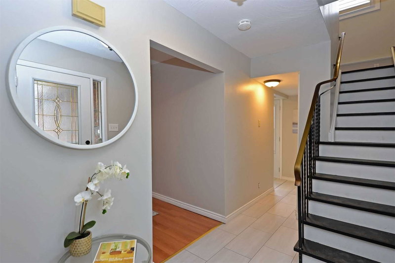 582 Lakeview Ave, Oshawa, L1J1A9 | Image 2