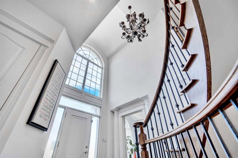 70 Applewood Cres, Whitby, L1N2E6 | Image 3