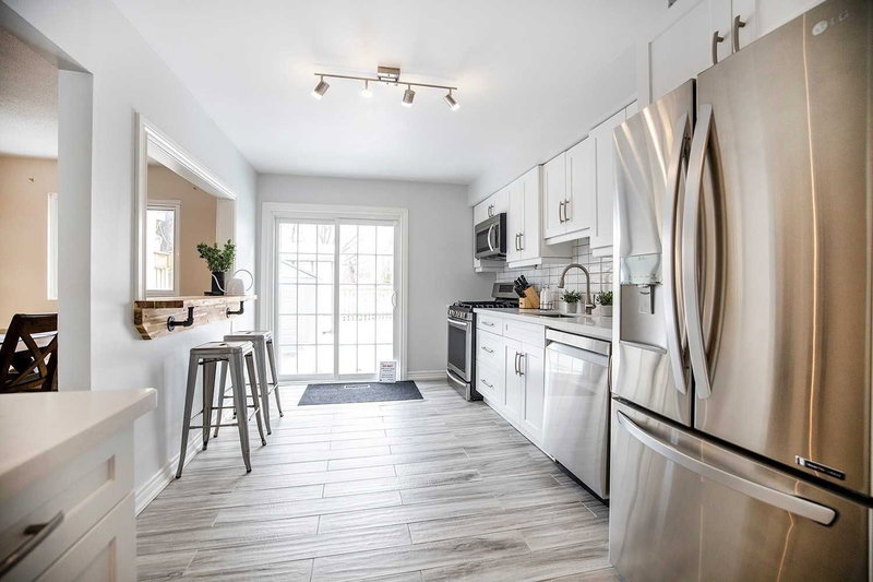 1391 Fenelon Cres, Oshawa, L1J6G2 | Image 3