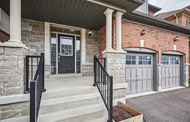 82 Mcroberts Cres, Clarington, L1E0H4 | Image 2